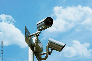 Cassonetti per la raccolta differenziata di rifiuti domestici dotati di telecamere di sorveglianza
