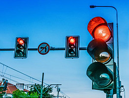L’accertamento automatico del passaggio con semaforo rosso nel centro abitato richiede la previa individuazione delle intersezioni con delibera di Giunta  
